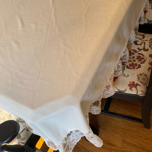 Perfect ivory lace trim tablecloth 56x76 - Picture 3 of 4